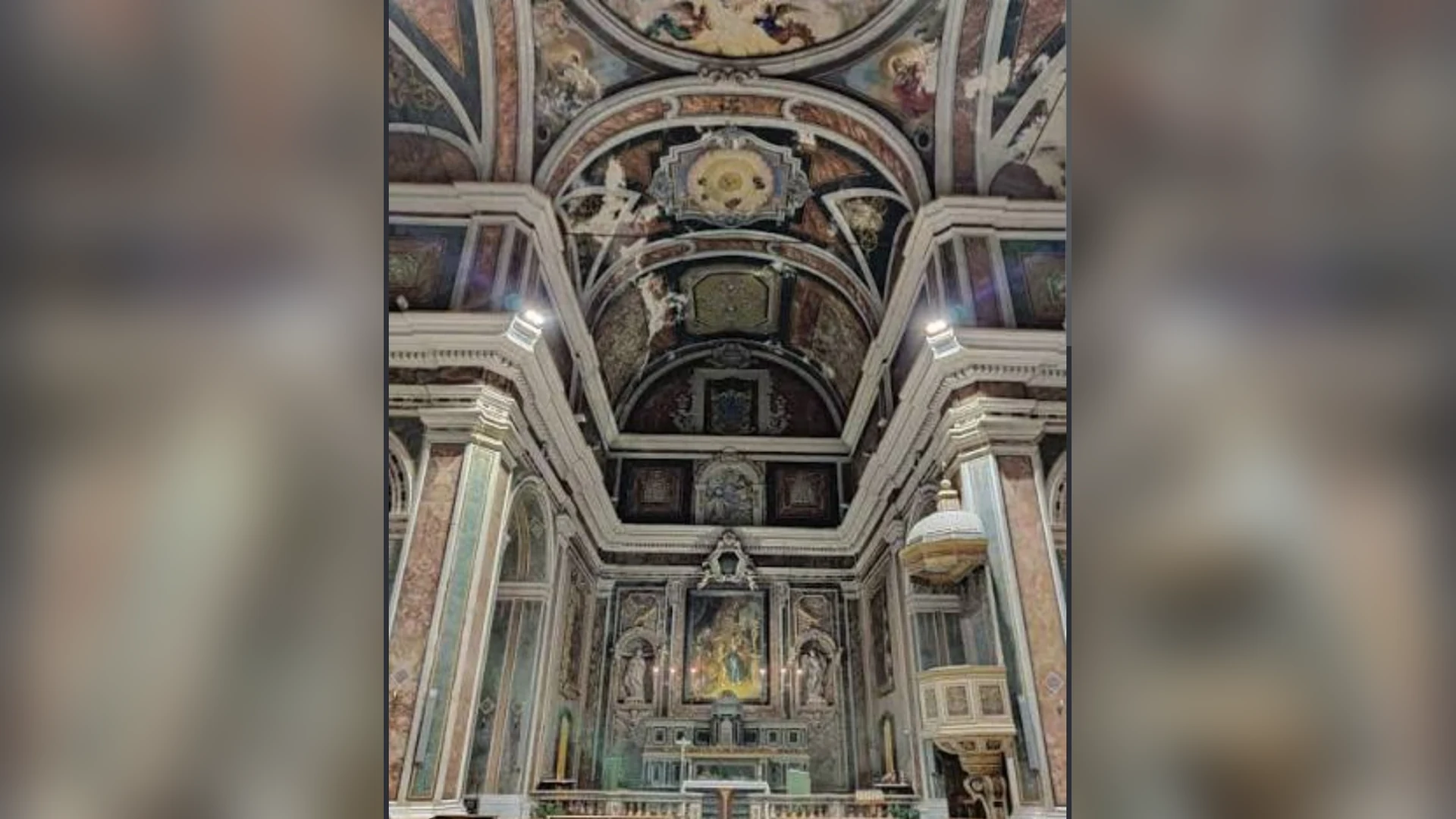 L'interno barocco della chiesa di Sant'Agata al Collegio a Caltanissetta: la volta affrescata, i marmi policromi delle pareti e l'altare maggiore